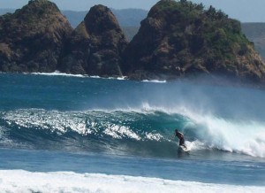 Surfing Lombok Mawi